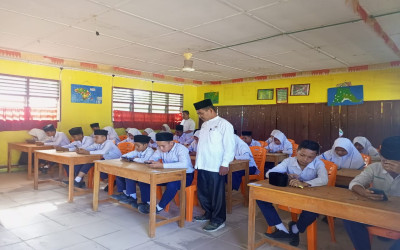 Kepala Madrasah Monitoring Ujian Semester Genap TP. 2022-2023 di MTsN 3 Padang Lawas